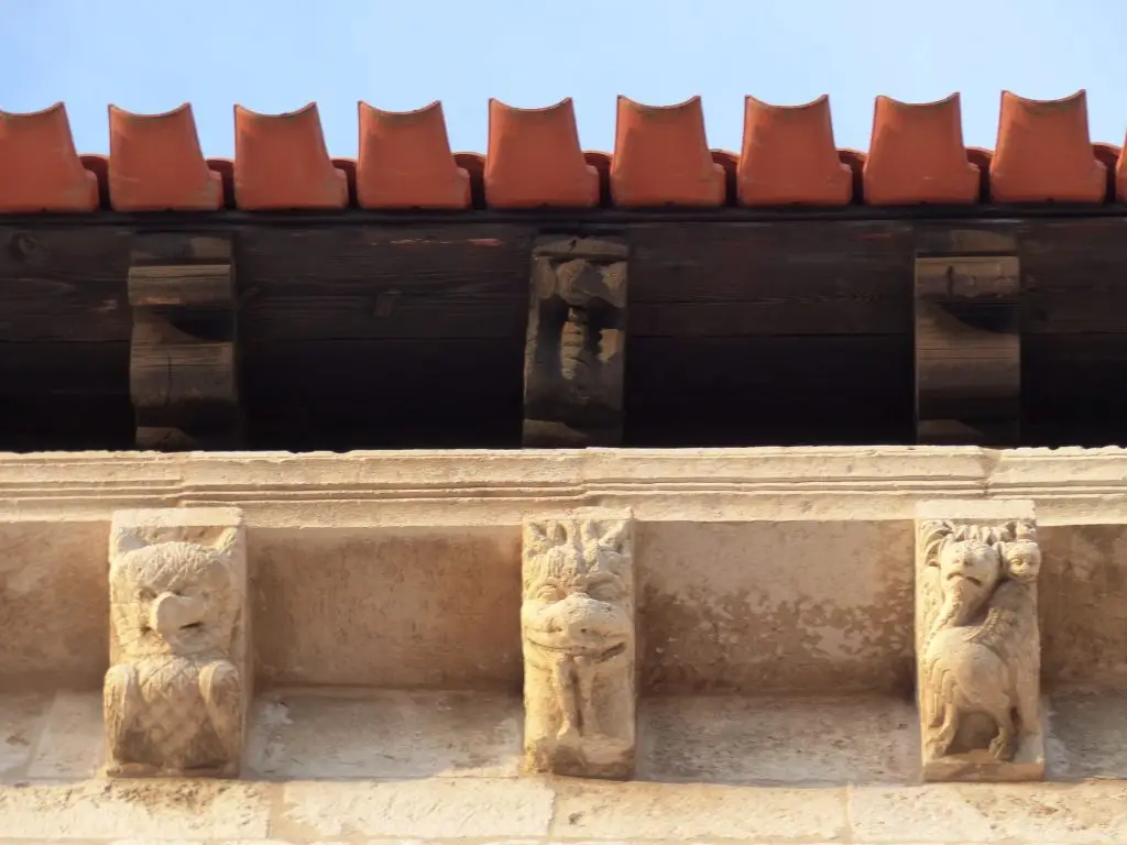 Modilions of Basilica of San Prudencio de Armentia 01