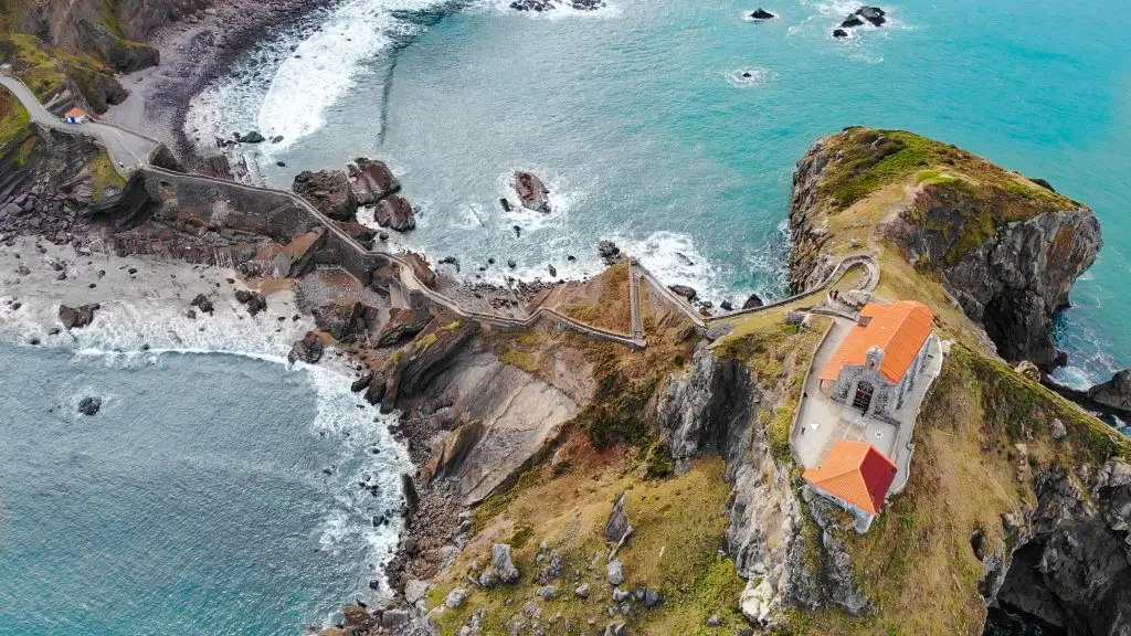 Gaztelugatxe vue du ciel avec ces escaliers