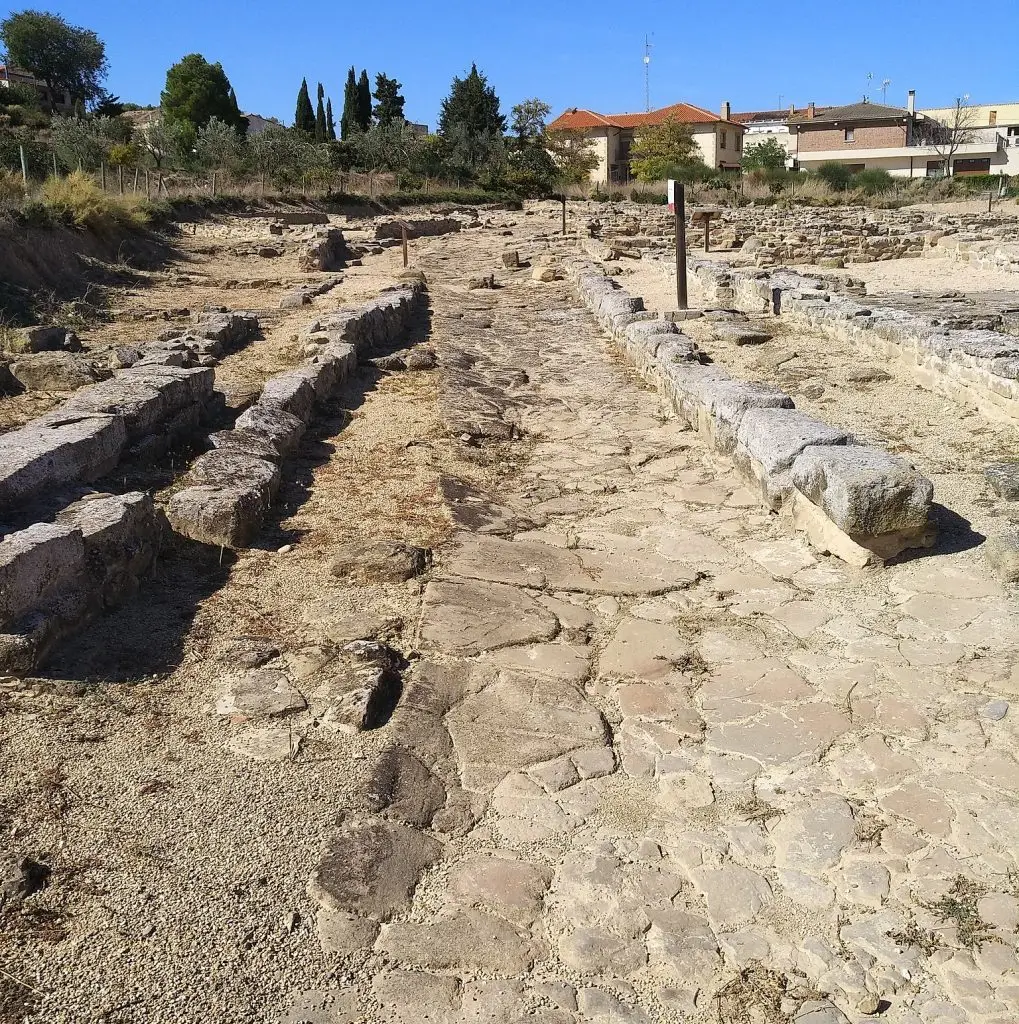 Cara - Calle en buen estado de conservación