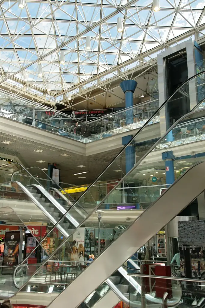 Arcco saltoki-gunea barrutik / Interio del centro comercial Arcco