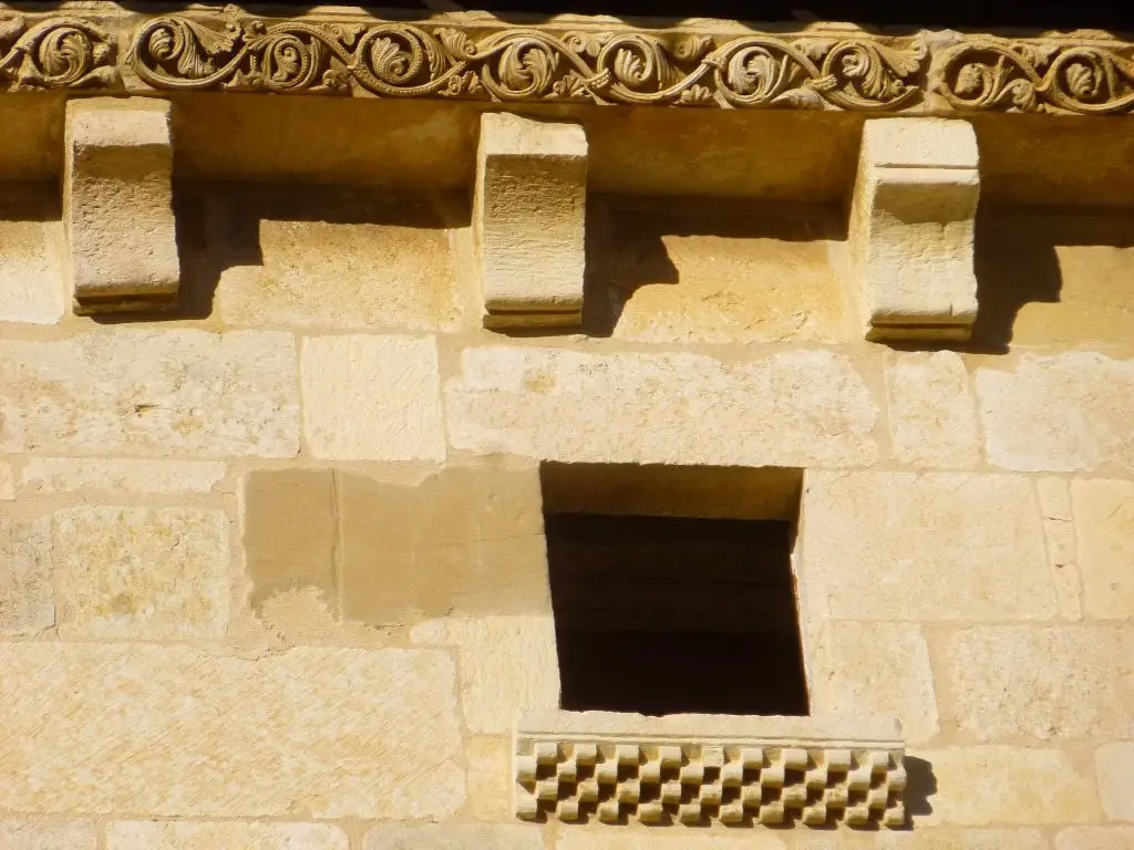 Vitoria - Armentia, Basílica de San Prudencio, canecillos 01