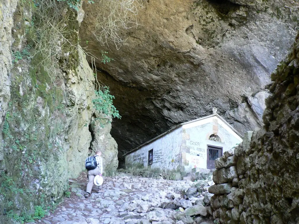 Chapel San Adrian tunnel