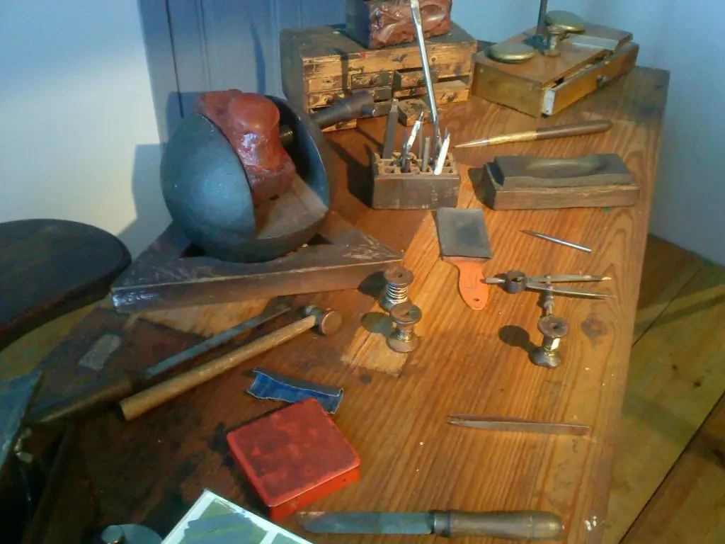 File:Damasquinado, mesa de trabajo 1.JPG