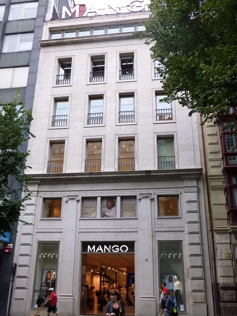 File:Bilbao - Mango en Gran Vía.jpg