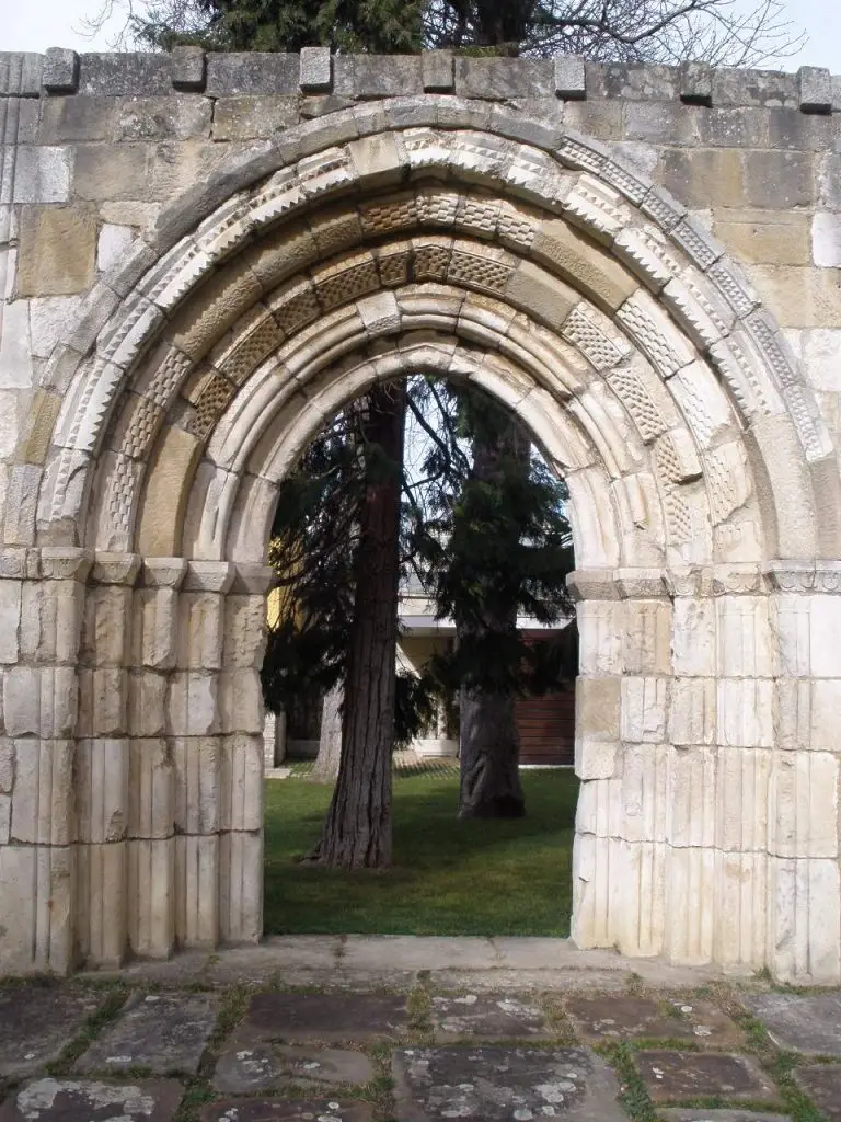 Vitoria - Museo de Bellas Artes de Álava (portada de la Ermita de San Martín de Guesal, Maeztu)