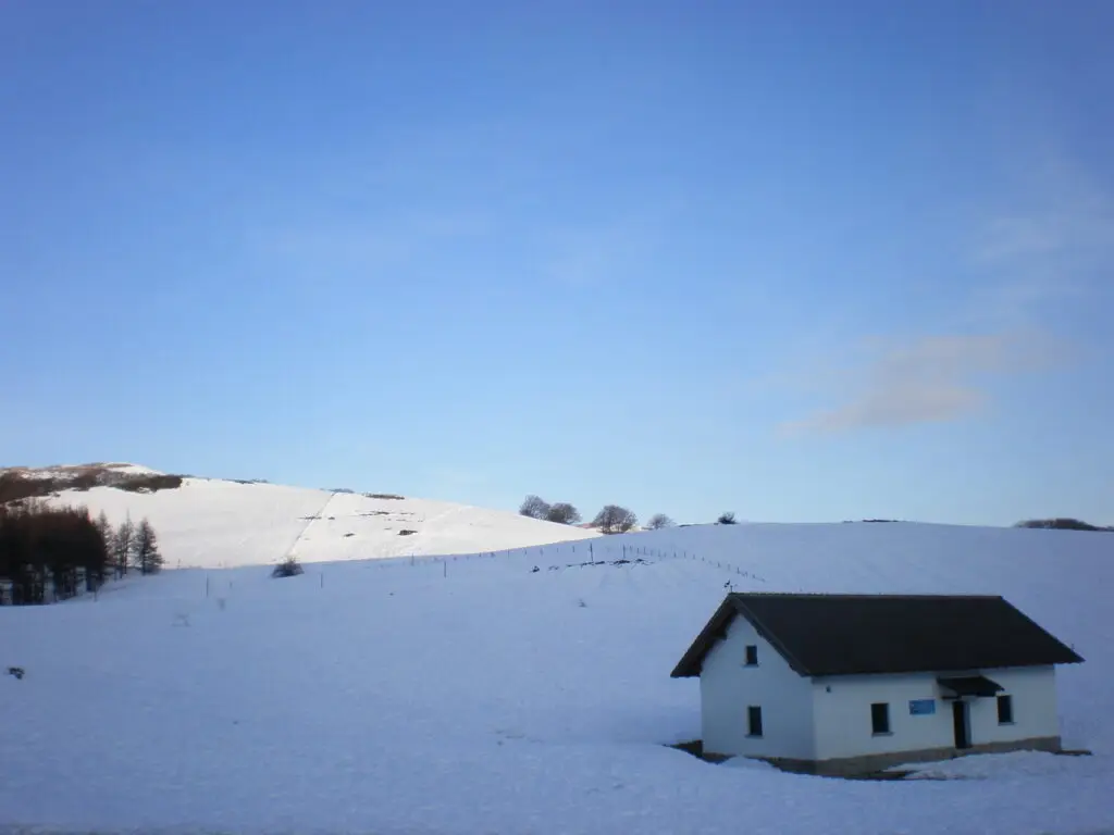File:Puerto de Ibañeta - Casa - panoramio.jpg