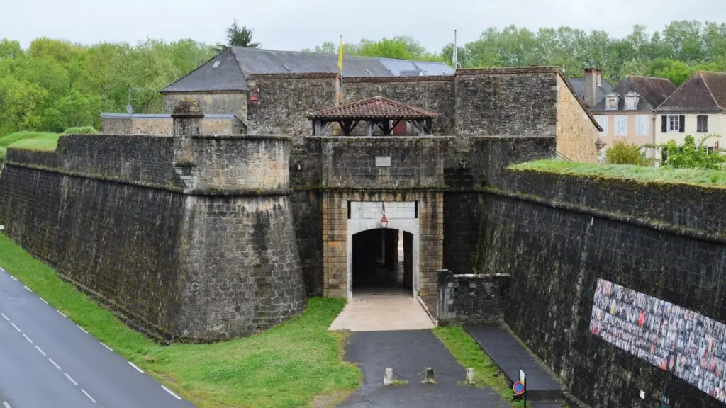 Explore the historic St. Anthony Gate in Navarrenx, a fortified landmark in Nouvelle-Aquitaine, France.