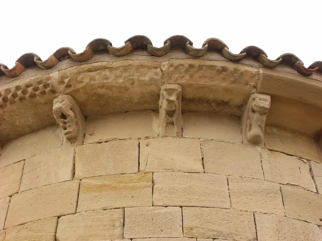 Ermita de Santa María de La Piscina - Canecillos del ábside