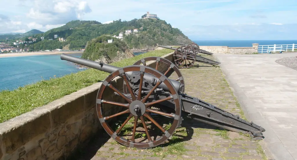 File:Donostia Urgull Geschütze 2014.JPG